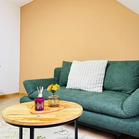 Quiet, Bright & Downtown Apartment *